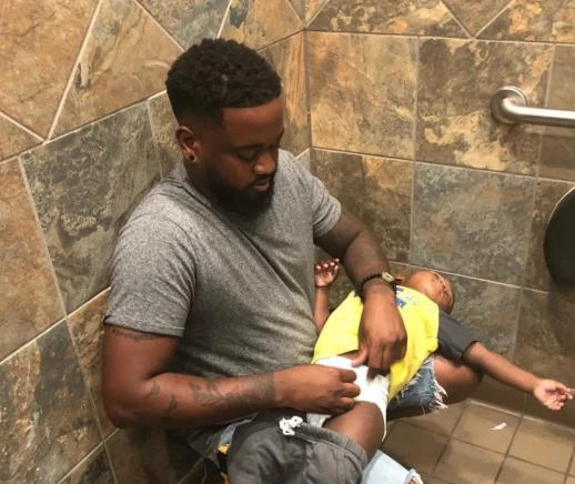 Amerikaanse sportsterren helpen met plaatsen verschoontafels in herentoiletten 