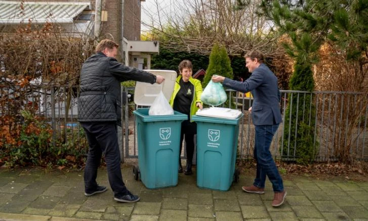 Leiderdorp, luiers inzamelen, mannen gooien vuilnis weg, 