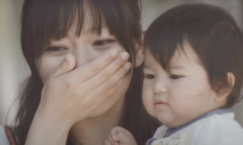 Verbaasde moeder met kindje Verbaasde moeder met kindje