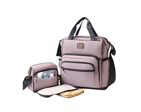 Roze luiertas met bijbehorende accessoires, waaronder een kleine tas, een verschoningsmatje en babyspullen.