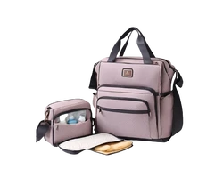 roze-luiertas Roze luiertas met bijbehorende accessoires, waaronder een kleine tas, een verschoningsmatje en babyspullen.