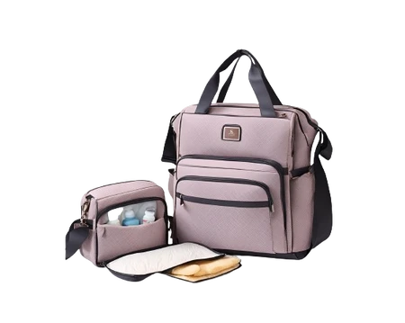 Roze luiertas met bijbehorende accessoires, waaronder een kleine tas, een verschoningsmatje en babyspullen.