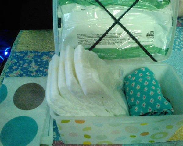 Luiertas Life hack geopende doosje met luiers en babykleding