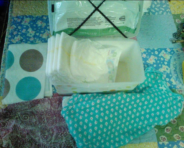 Luiertas Life hack geopende doosje met luiers en babykleding