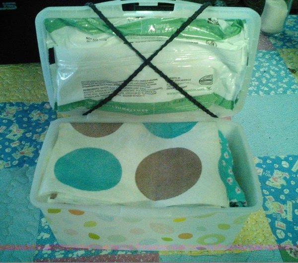 Luiertas Life hack geopende doosje met bovenop een verschoonmatje